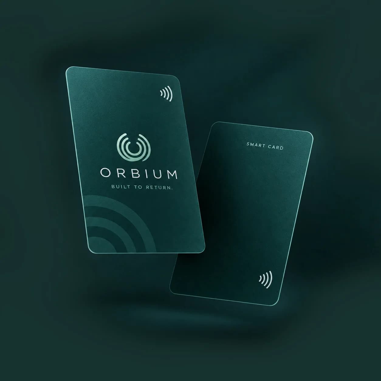 Tarjeta NFC de Orbium por las dos caras: al frente el símbolo, la palabra ORBIUM y Built to return; al reverso Smart Card y el icono de contacto NFC.